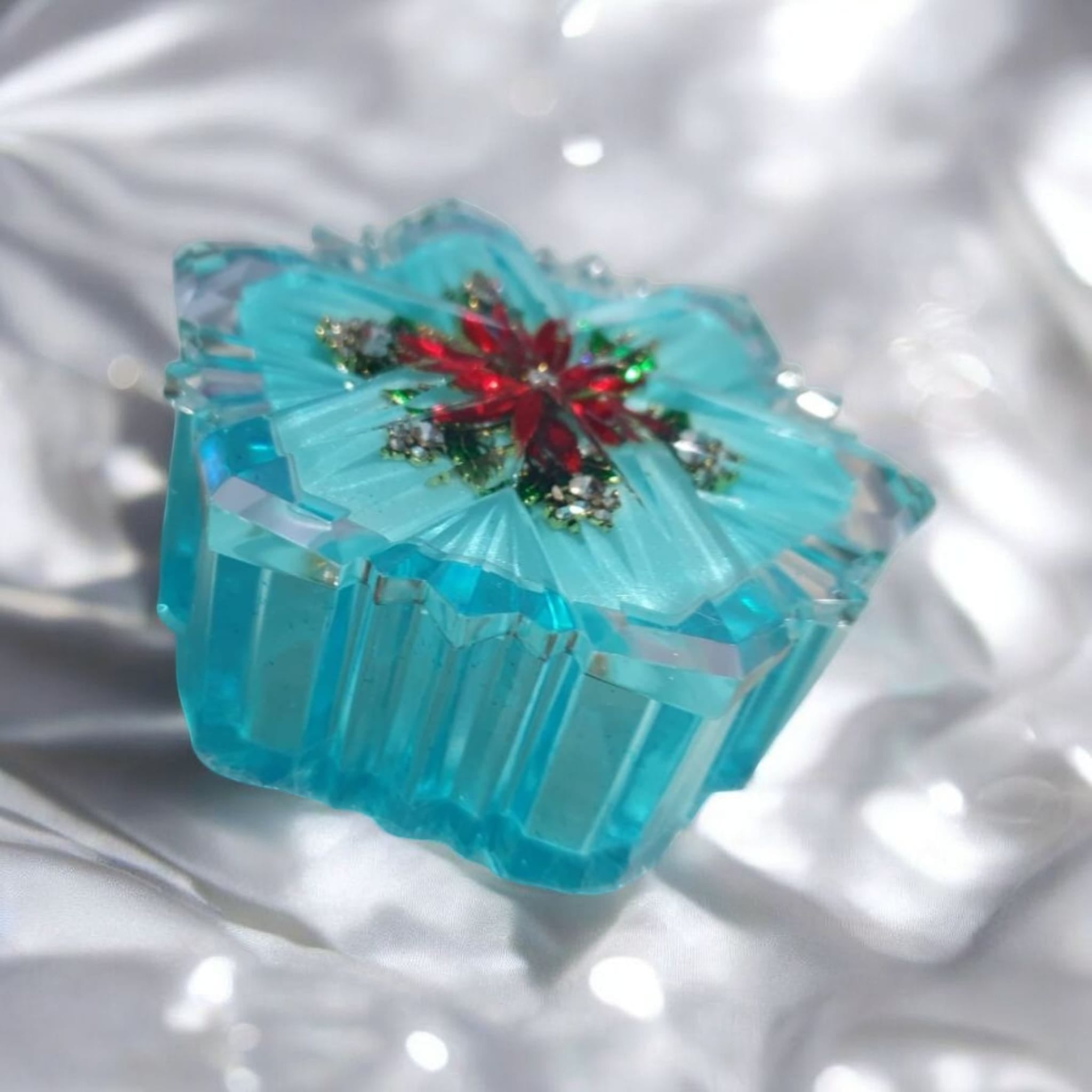 Epoxy Resin Snowflake Trinket Box – Light Blue Christmas Design with Brooch, Handmade Home Décor Gift