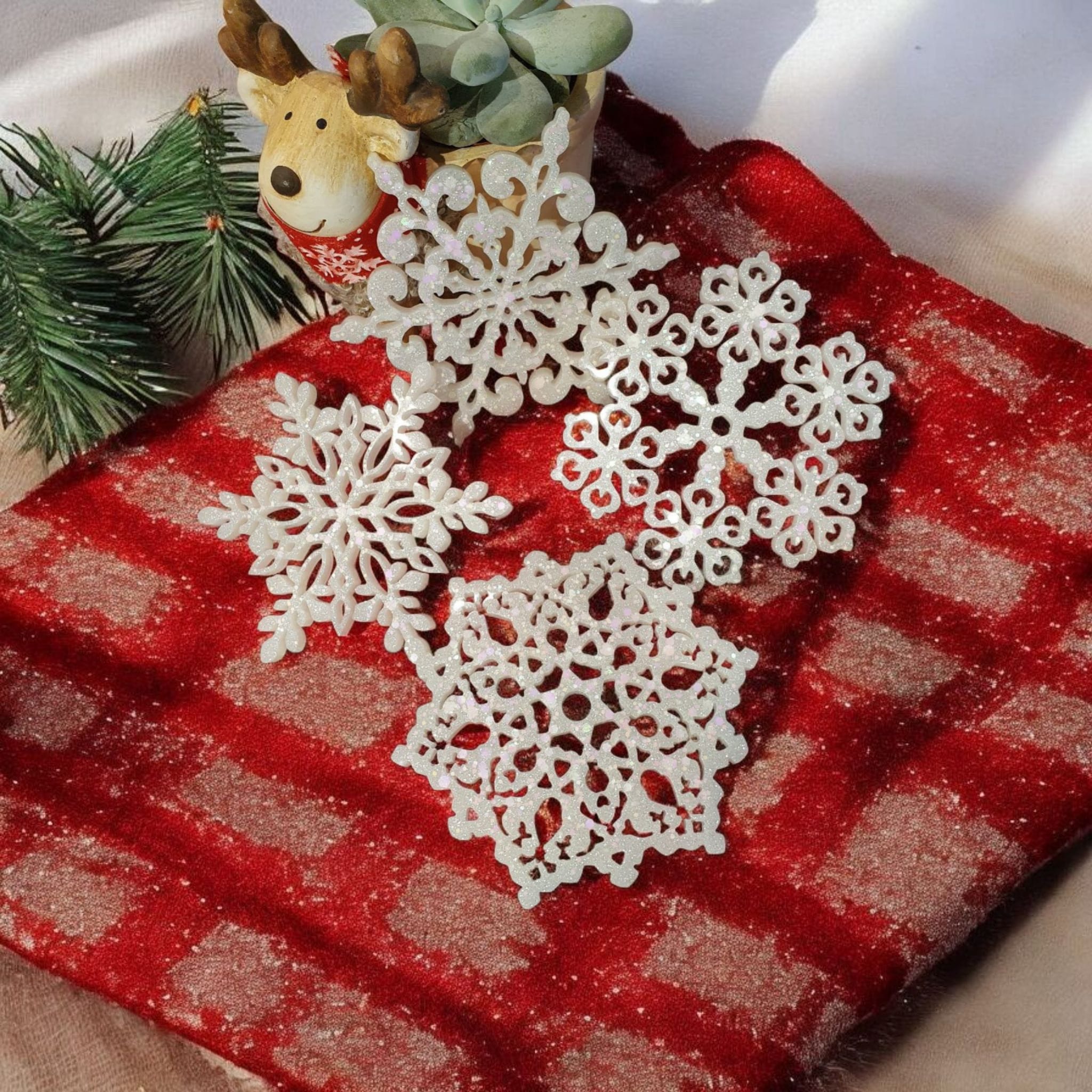 Snowflake Resin Coaster Set – 4 Heatproof Coasters, Ornamental Winter Design, Handmade Gift, Home Decor, Fast shipping