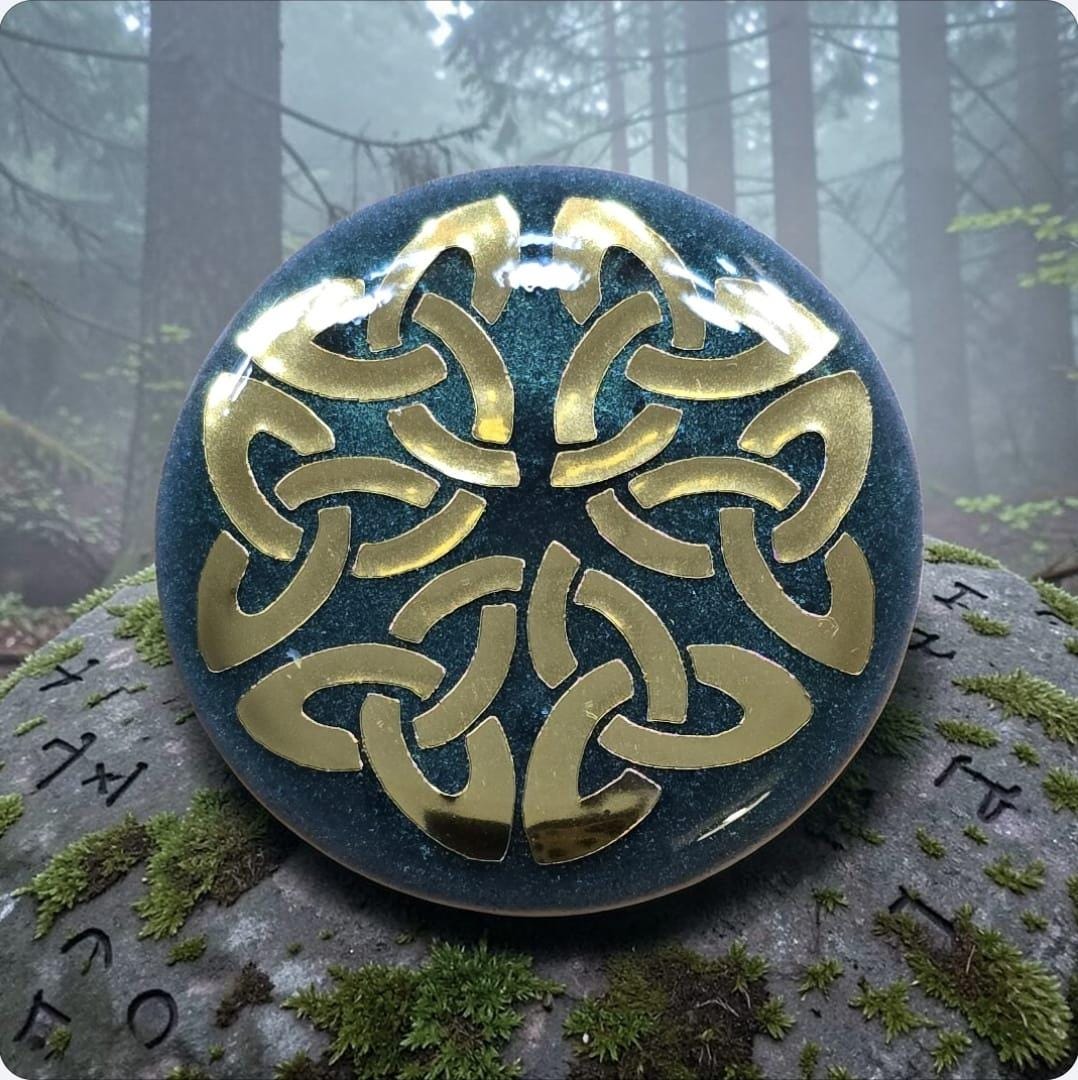 Celtic Knot Phone Grip – Emerald Green & Gold Irish Symbol, MagSafe and Adhesive Spiritual Gift