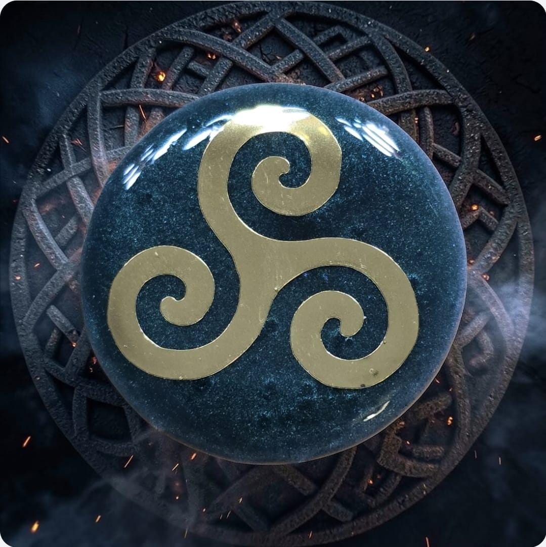 Celtic Knot Phone Grip – Emerald Green & Gold Irish Symbol, MagSafe and Adhesive Spiritual Gift