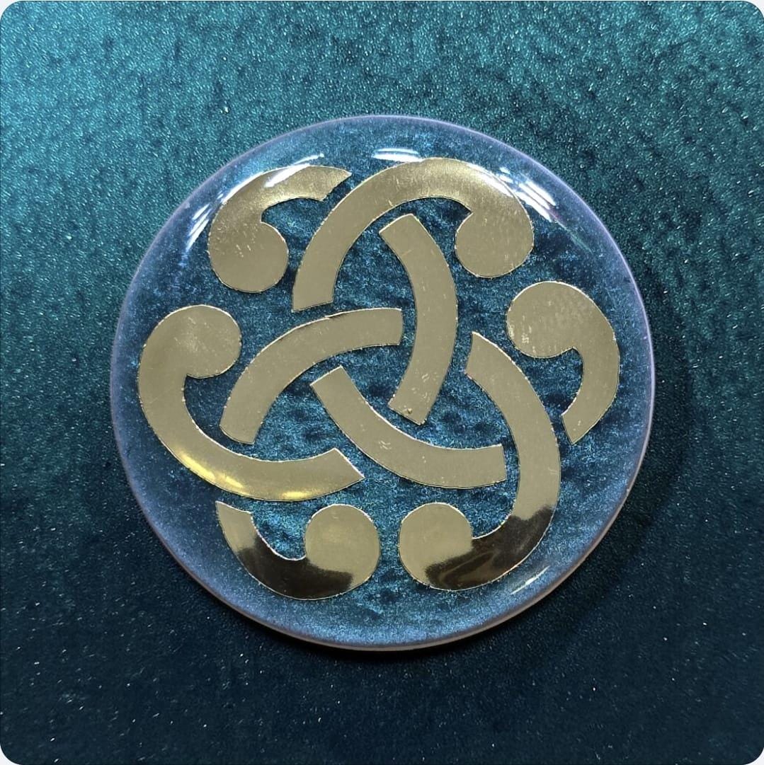 Celtic Knot Phone Grip – Emerald Green & Gold Irish Symbol, MagSafe and Adhesive Spiritual Gift