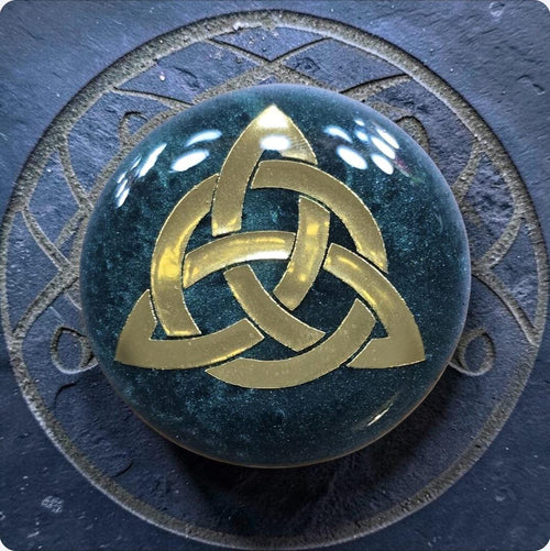 Celtic Knot Phone Grip – Emerald Green & Gold Irish Symbol, MagSafe and Adhesive Spiritual Gift